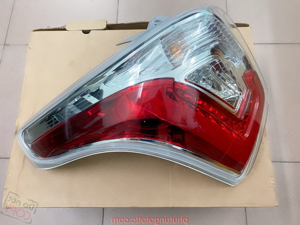 چراغ خطر عقب راست سانگ یانگ اکتیون 8350235000